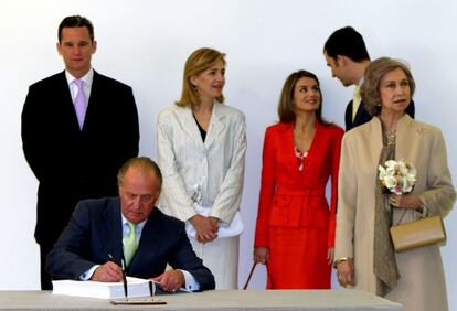 El Rey Juan Carlos y la Reina Sofía en la inauguración en Barcelona del Fòrum Universal de les Cultures en 2004. Acudieron los entonces duques de Palma y Letizia Ortiz, entonces novia del Príncipe Felipe.