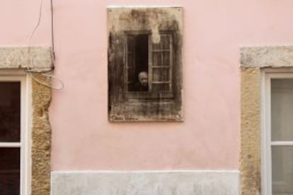 Exposición fotográfica callejera en el barrio de Mouraria, en Lisboa.