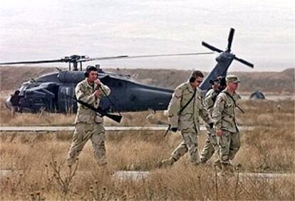 Soldados estaounidenses, cerca de la base de Bagram, 65 km. al norte de Kabul.