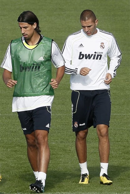 Benzema, junto a Khedira, durante el entrenamiento de hoy.