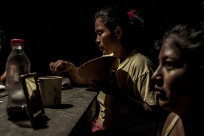 Una noche antes del inicio de la fiesta, que se marca por el retorno de los cazadores, las mujeres se reúnen a pintar sus rostros y las ‘mukawas’ que han realizado. 