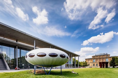 La casa diseñada por el arquitecto Matti Suuronen imita de forma prácticamente literal a un platillo volante.