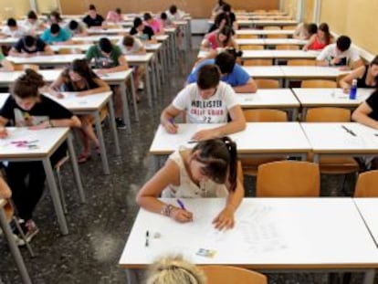 Un aula alberga a decenas de alumnos que afrontan las pruebas de acceso a la universidad.