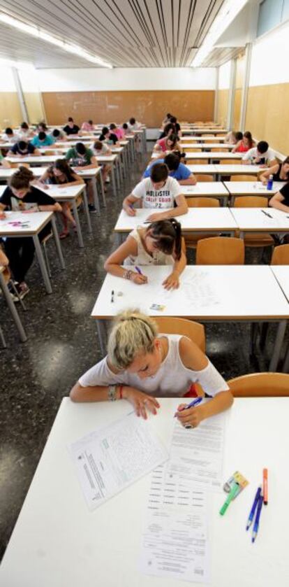 Un aula alberga a decenas de alumnos que afrontan las pruebas de acceso a la universidad.