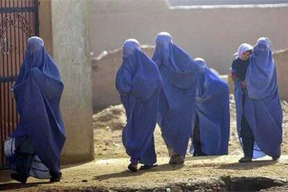 Varias mujeres acuden a comprar a una panadería de Kandahar vetada a los hombres.