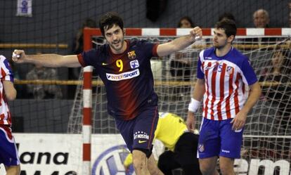 Raúl Entrerríos celebra uno de los goles al Atlético. 