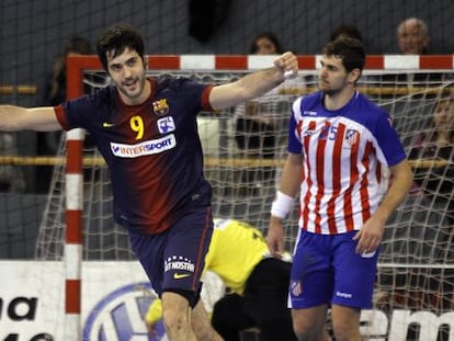 Raúl Entrerríos celebra uno de los goles al Atlético. 