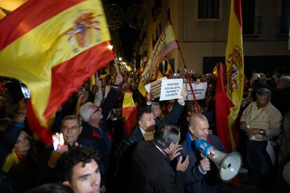 Concentración junto a la sede del PSOE andaluz en Sevilla en contra de los pactos de investidura.