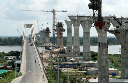 Vista del Puente de Pumarejo en construccin en Barranquilla (Colombia).