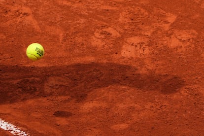 Una jugadora se dispone a servir durante un partido de Roland Garros.