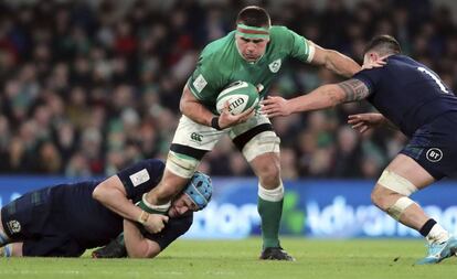 El irlandés CJ Stander es placado por los escoceses Rory Sutherland y Scott Cummings.