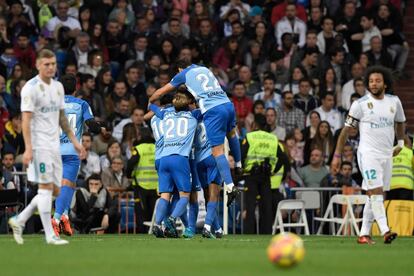 Los jugadores del Málaga celebran su gol.