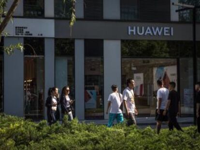 La inclusión de Huawei en la lista negra de EE UU impide en la práctica a las firmas estadounidenses venderle componentes o  software 