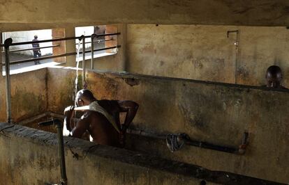 Un cliente de un albergue de Mamelodi, Sudáfrica, se da una ducha. Marzo de 2015.