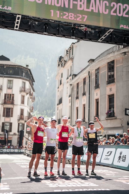 Los cinco primeros de la carrera en el Maratón del Mont Blanc en la meta. Entre ellos, el español Merillas.