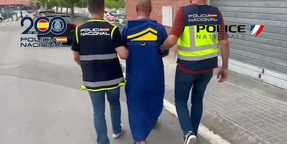Traslado de uno de los detenidos en España en la Operación Belion contra una red europea de tráfico de personas, en una imagen obtenida del vídeo facilitado por la Policía Nacional.