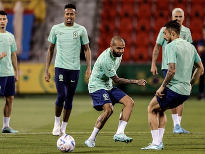 Los jugadores brasileños Daniel Alves (2i) y Alex Telles (d) participan en un entrenamiento de su selección en Doha (Catar) este miércoles.