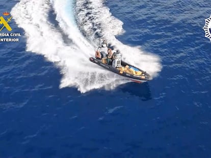 Una captura del vídeo de la Guardia Civil con la narcolancha.