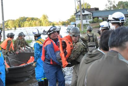 Los trabajadores de rescate ayudaban el domingo a los residentes a evacuar un área de Kawagoe, prefectura de Saitama (Japón).