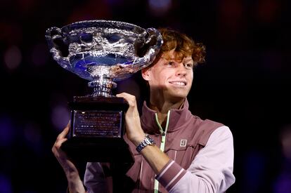 Sinner posa con el trofeo de campeón en la Rod Laver Arena de Melbourne.