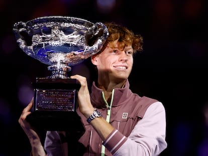 Sinner posa con el trofeo de campeón en la Rod Laver Arena de Melbourne.