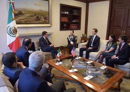 Kushner, sentado a la derecha,en reunión con Peña Nieto y sus secretarios en marzo de este año.
