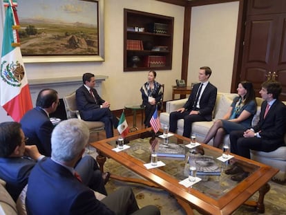 Kushner, sentado a la derecha,en reunión con Peña Nieto y sus secretarios en marzo de este año. 