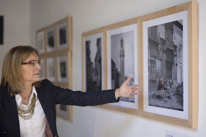 Ana Verdú, directora del Archivo Municipal de Córdoba, muestra algunas imágenes de la exposición.