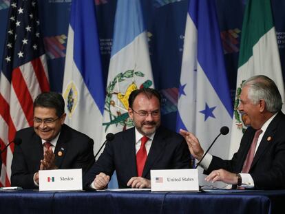El secretario de Estado Tillerson (derecha) con el canciller de M&eacute;xico y el presidente de Honduras, este jueves en Miami. 