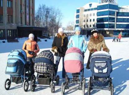 Cuatro madres de Iugrá que han pedido la baja para cuidar de sus hijos.