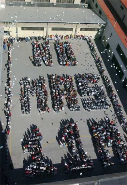 Con sus cuerpos, los alumnos del Colegio de los Dominicos de Madrid han formado un sentir colectivo: "No más 11-M".