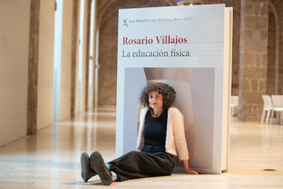 La escritora Rosario Villajos, tras ganar el premio Biblioteca Breve de Seix Barral, el pasado 6 de febrero en Barcelona.