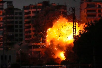 Impacto de un misil israelí en un edificio en el barrio de Tayouneh, en Beirut, este lunes.