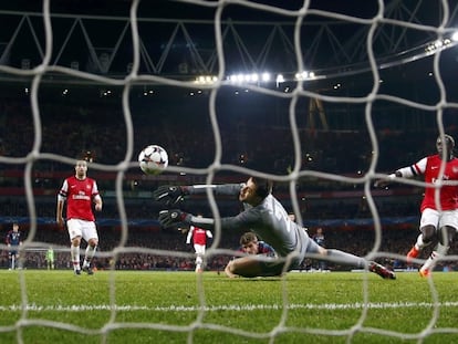 M&uuml;ller bate a Fabianski en el segundo gol del Bayern.