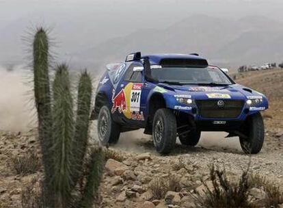 Carlos Sainz recorre un tramo de la novena etapa.