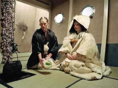 <i>Fotograma de la película 'Drawing Restraint</i>', en la que aparecen Matthew Barney y Björk.