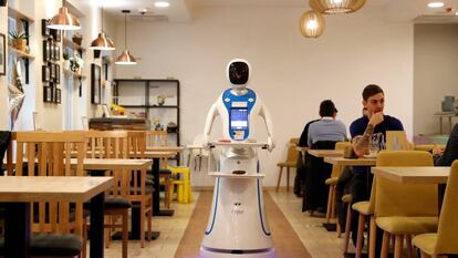 Un robot camarero, en una cafetería de Budapest.