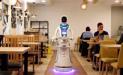 Un robot camarero, en una cafetería de Budapest.