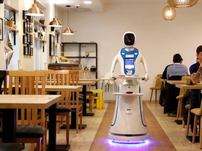 Un robot camarero, en una cafetería de Budapest.