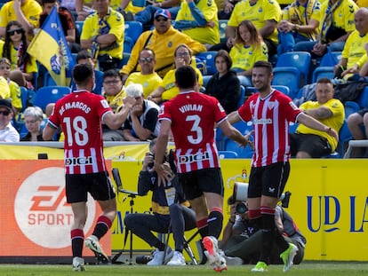 Gorka Guruzeta celebra su gol frente a Las Palmas con Vivian y De Marcos.