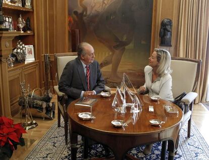 Ana Oramas, diputada de Coalición Canaria, conversa con el monarca durante la ronda de consultas que continuará este jueves.