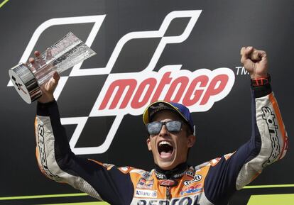 El piloto de Honda se ha apuntado en Brno otra victoria, la sexta en diez carreras esta temporada, para seguir afianzando el liderato del mundial de MotoGP. En la imagen, el piloto de Honda celebra su triunfo en el podio.