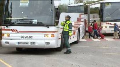 En la imagen, un agente de la Agrupación de Tráfico de la Guardia Civil en un control de vehículos de trasporte escolar. EFE/Archivo