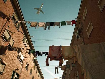 Un avión sobrevuela el barrio de la Estación de San Fernando de Henares, que sigue afectado por los ruidos del aeropuerto, en una foto de 2001.