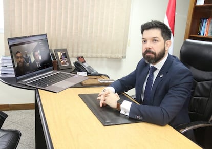 El juez Osmar Legal en la audiencia de Alexandre Rodrigues Gomes (en la pantalla, junto a su abogado).