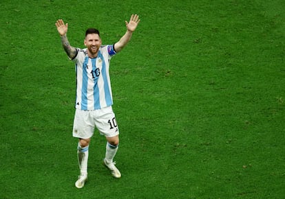 Messi saluda a su familia en la grada tras la final Argentina-Francia, este domingo.