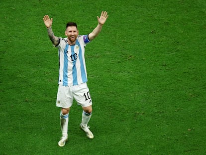 Messi saluda a su familia en la grada tras la final Argentina-Francia, este domingo.