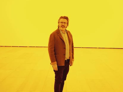 Olafur Eliasson posa para ICON DESIGN dentro de su obra 'Habitación para un color' ('Room For One Color'), de 1997, en el Guggenheim de Bilbao.