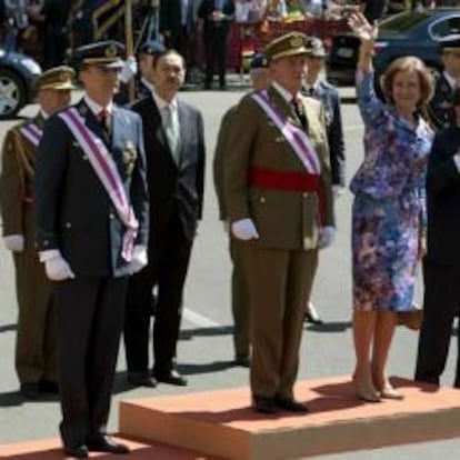 Los Reyes junto con los los Príncipes de Asturias y a la ministra de Defensa, Carme Chacón