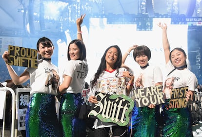 Un grupo de 'swifties' en el concierto del 'Reputation Tour' de Taylor Swift en Tokio en 2018.